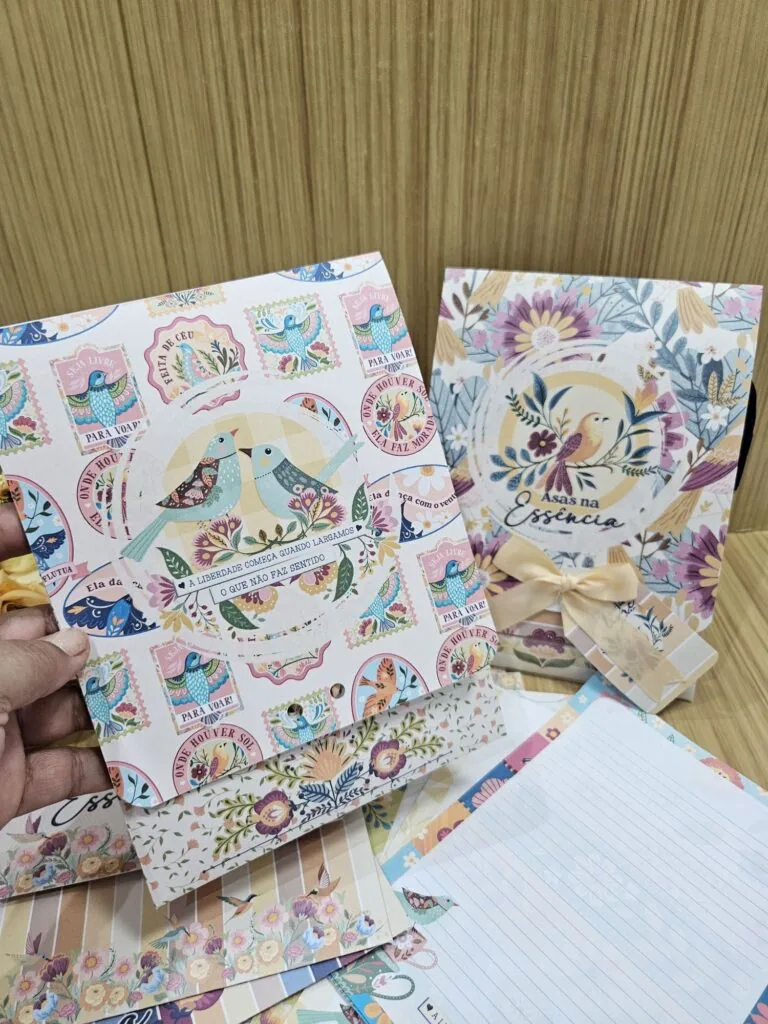 Kit papelaria Asas na Essência com capas e pastas florais