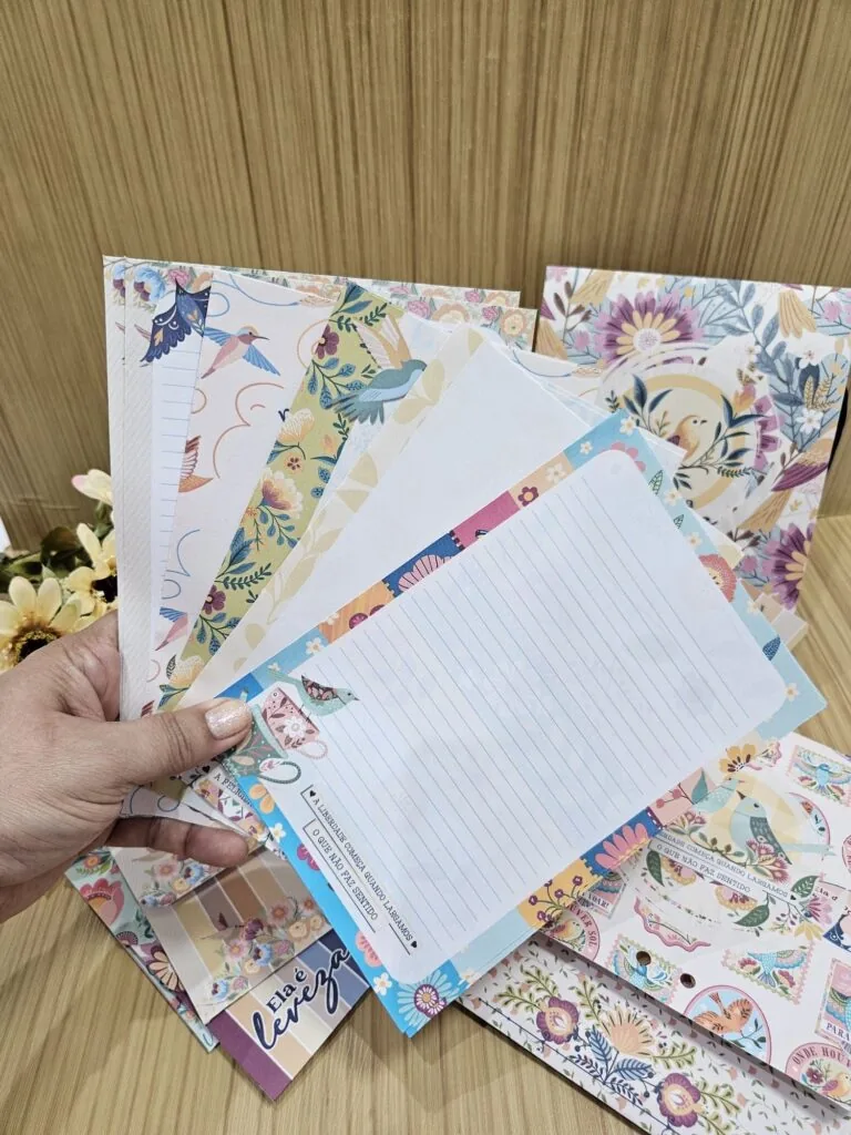 Folhas e papéis decorados do kit papelaria