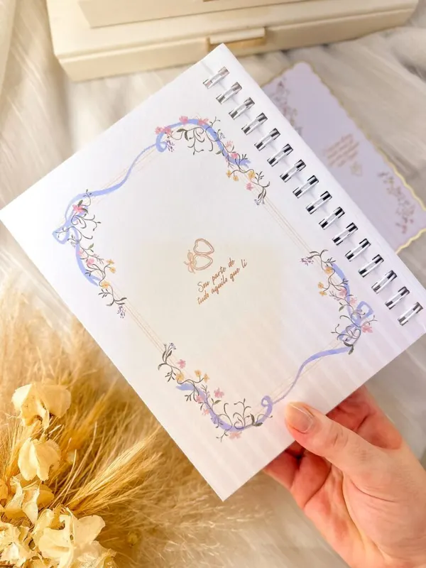 Caderno personalizado com laços e flores